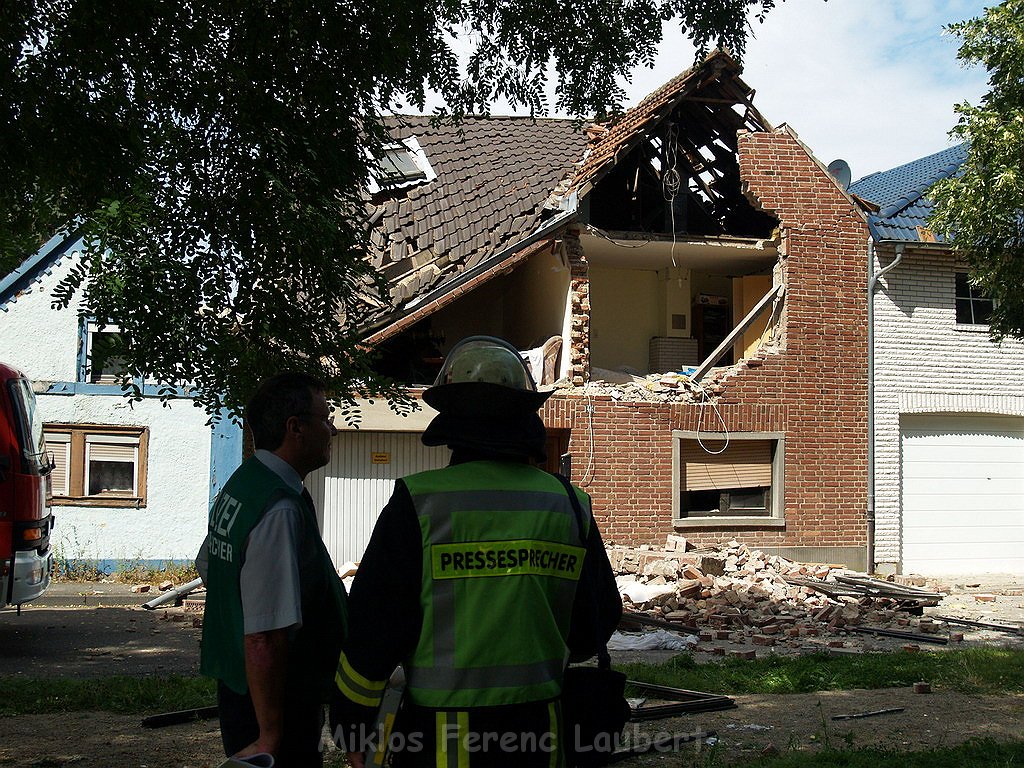 Detonation im Haus Erftstadt Dirmertsheim Brueckenstr P567.JPG